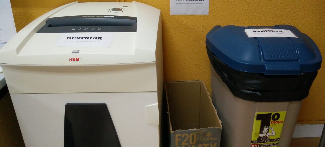 Papelera de papel reutilizable en la sala de profesores